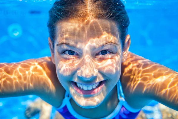 Underwater glad söt tjej i poolen — Stockfoto