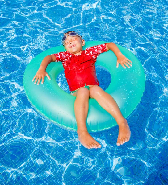 Menino nada em uma piscina — Fotografia de Stock