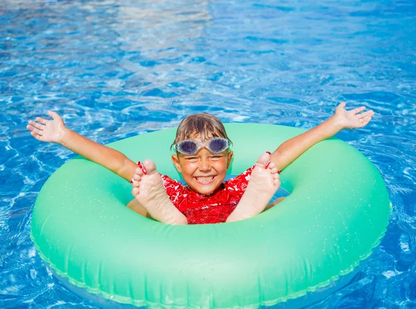 Menino nada em uma piscina — Fotografia de Stock