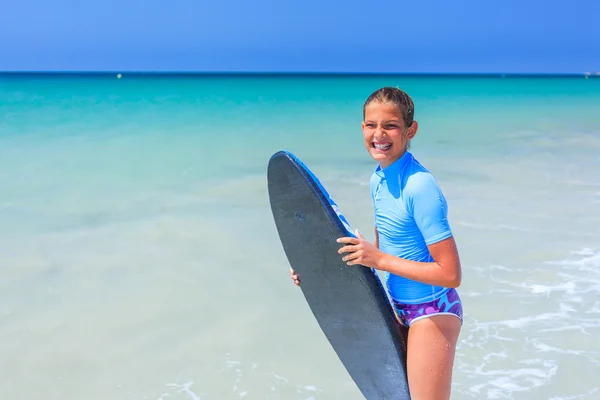 Menina com surf — Fotografia de Stock