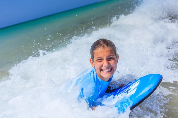 Menina com surf — Fotografia de Stock