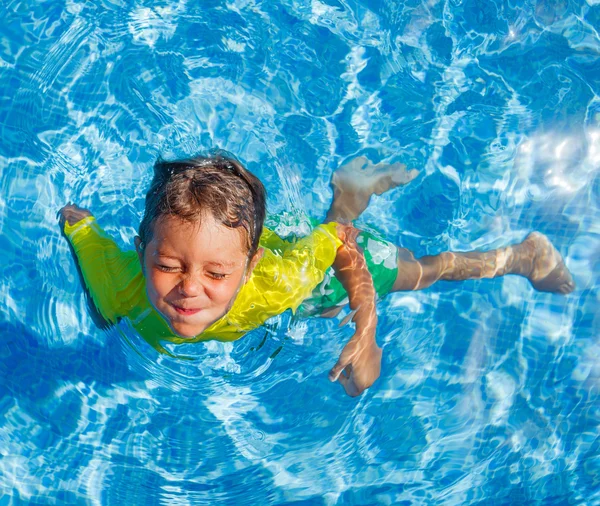 Jongen in het zwembad — Stockfoto