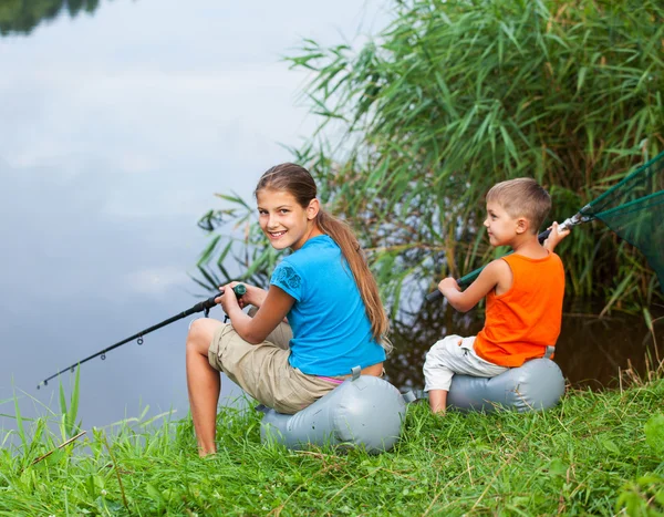 Kinderen vissen in de rivier — Stockfoto