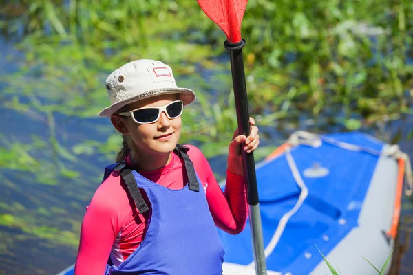 Chica cerca de un kayak en el río — Foto de Stock