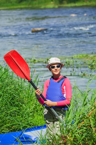 Chica cerca de un kayak en el río — Foto de Stock