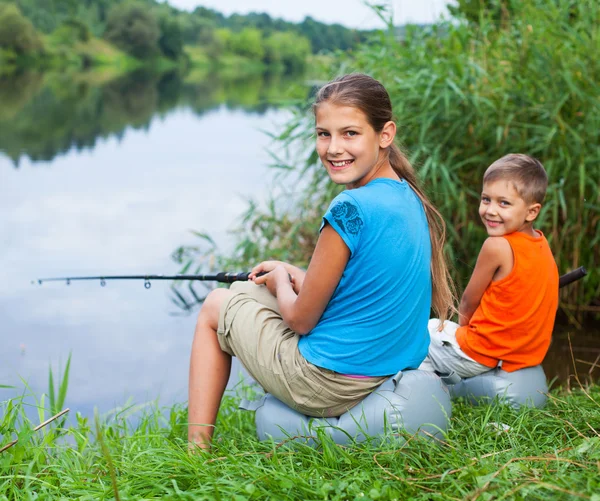 Pêche des enfants à la rivière — Photo