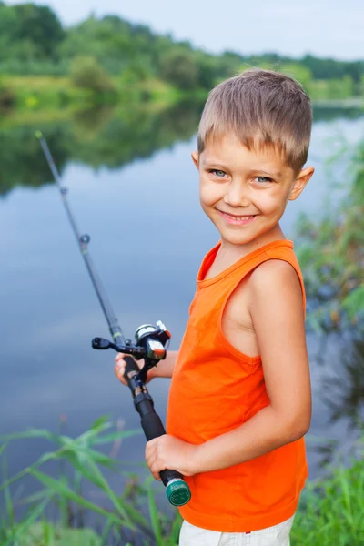 Ragazzo pesca . — Foto Stock