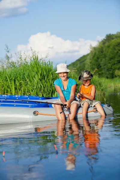 Pêche des enfants à la rivière — Photo