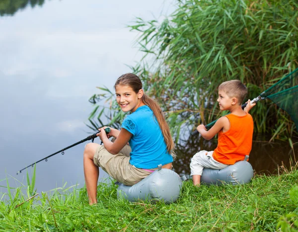 Bambini che pescano al fiume — Foto Stock