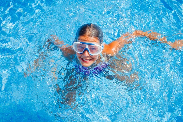 Chica en la piscina — Foto de Stock