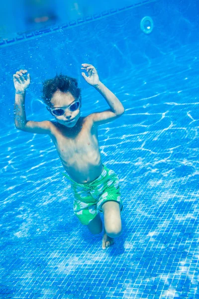 Chico bajo el agua — Foto de Stock