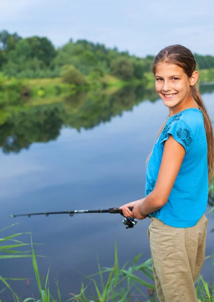 钓鱼的女孩 — 图库照片