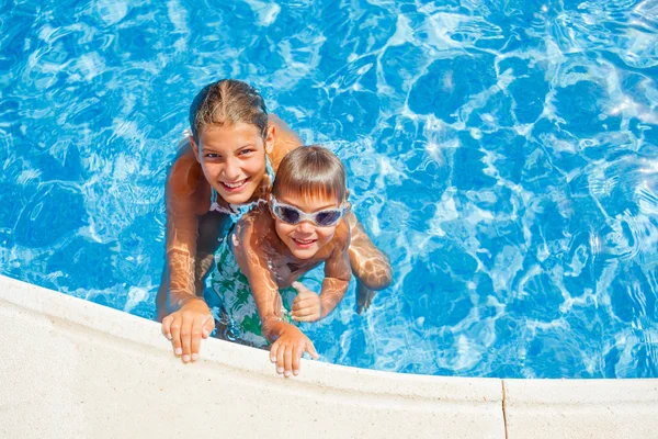 Kinderen in het zwembad — Stockfoto