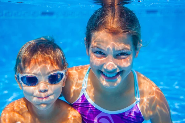 Underwater kid — Stockfoto