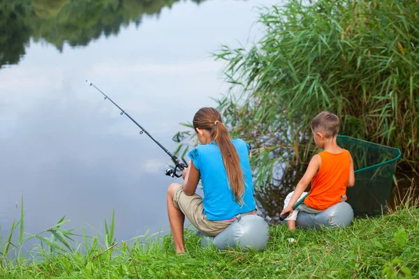Pêche des enfants à la rivière — Photo