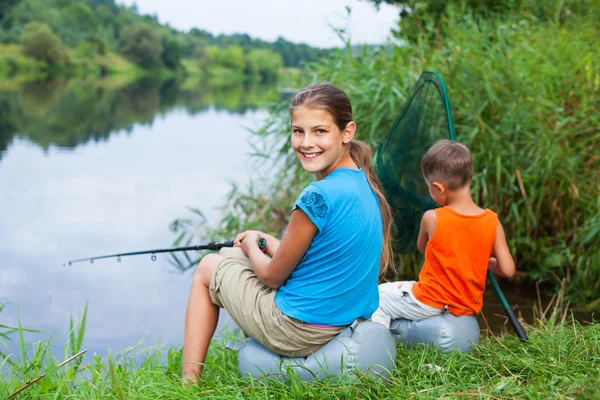 Kinderen vissen in de rivier — Stockfoto