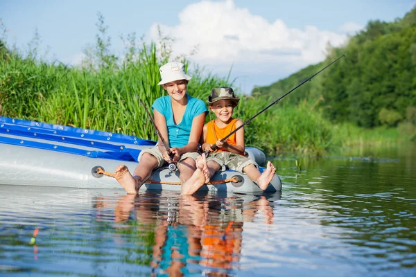 Bambini che pescano al fiume — Foto Stock