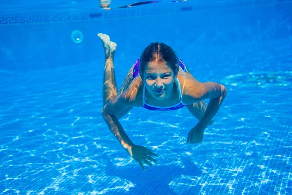 Chica bajo el agua — Foto de Stock