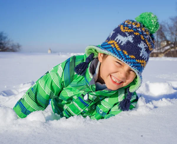 Little boy in winter park — Stock Photo, Image