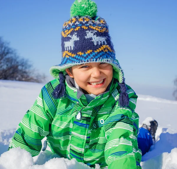 Liten pojke i vinterparken — Stockfoto
