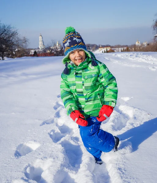 Mały chłopiec w zimowym parku — Zdjęcie stockowe