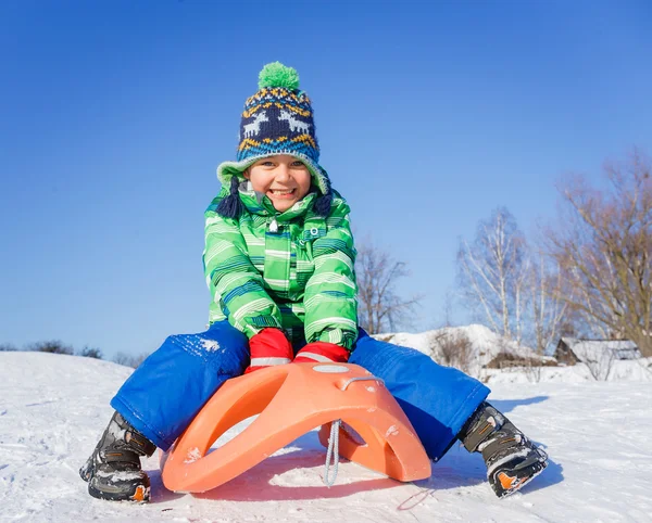 Kleine jongen met plezier met slee in winter park — Stockfoto