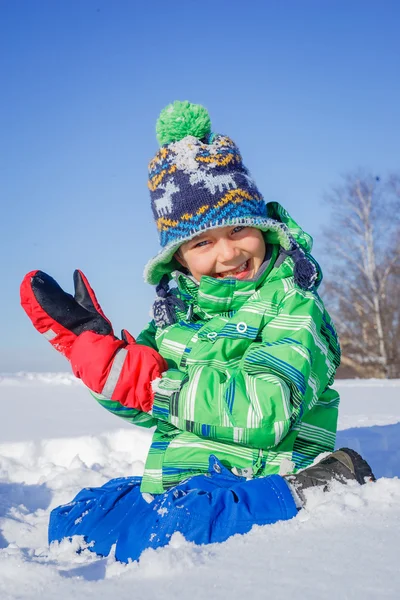 Little boy in winter park — Stock Photo, Image