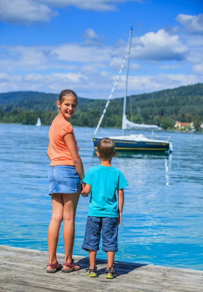 Barnen på sjön — Stockfoto