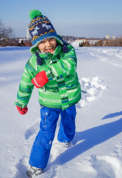 Little boy in winter park — Stock Photo, Image