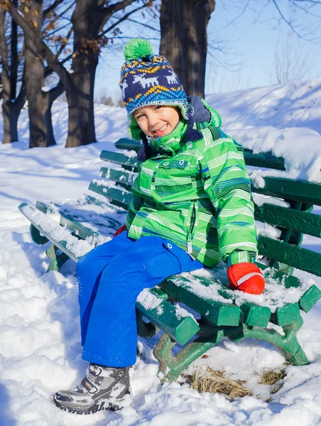 겨울 공원의 작은 소년 — 스톡 사진
