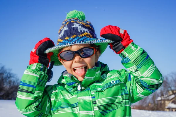 Menino no parque de inverno — Fotografia de Stock