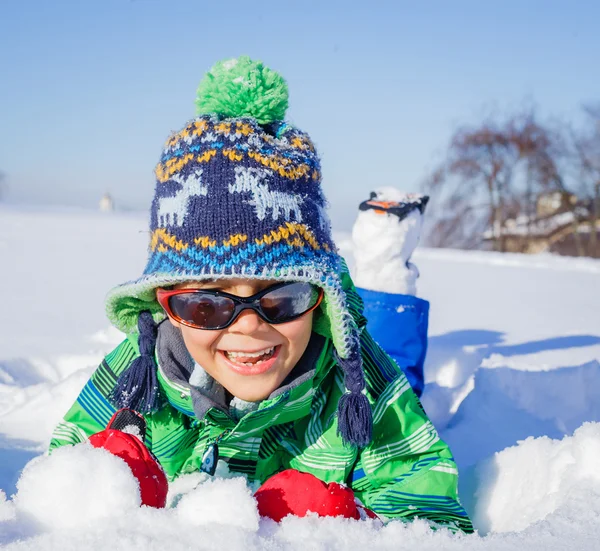 Liten pojke i vinterparken — Stockfoto