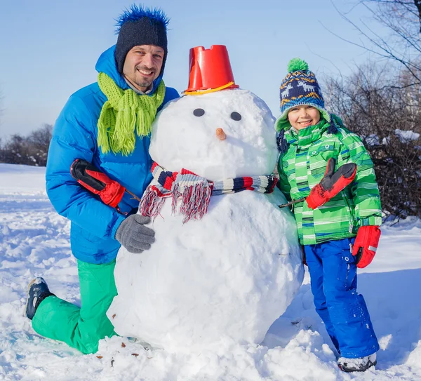 Pupazzo di neve costruzione familiare — Foto Stock