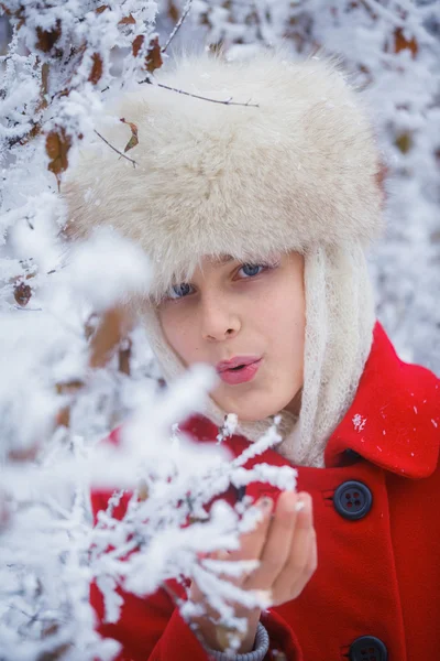 Adolescente menina de inverno — Fotografia de Stock