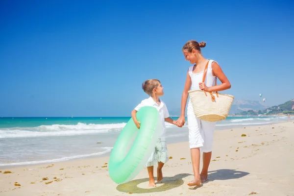 Los niños juegan en la playa —  Fotos de Stock