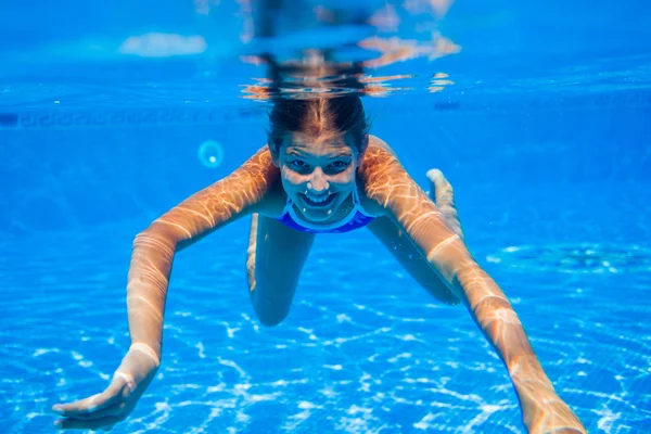 Mädchen unter Wasser — Stockfoto