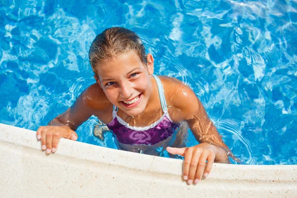 Ragazza in piscina — Foto Stock