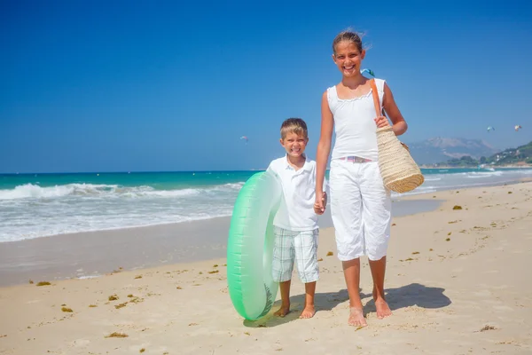 I bambini giocano in spiaggia — Foto Stock