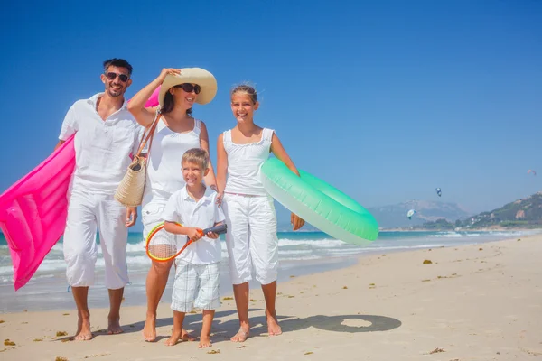 Familjen på tropical beach — Stockfoto