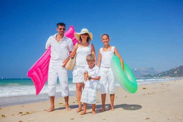 Familjen på tropical beach — Stockfoto