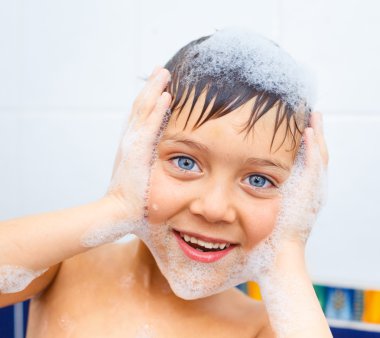 Sevimli çocuk banyoda