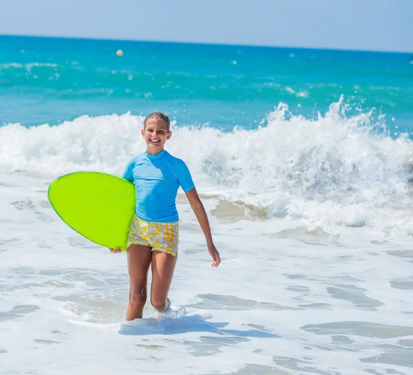 Menina com surf — Fotografia de Stock