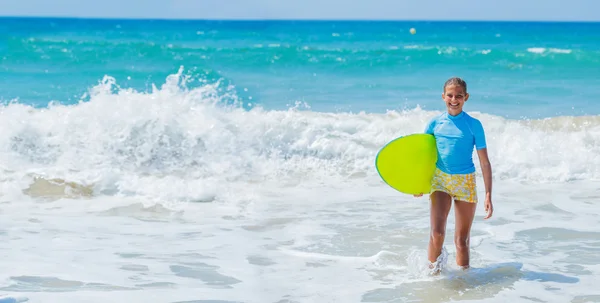 Dívka s surf — Stock fotografie