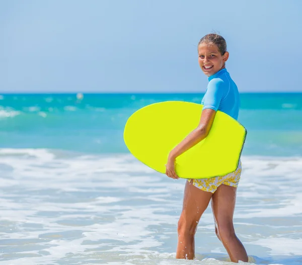 Девушка с серфингом — стоковое фото