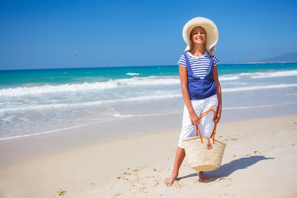 Mädchen am Strand — Stockfoto