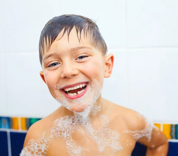 Netter Junge im Badezimmer — Stockfoto