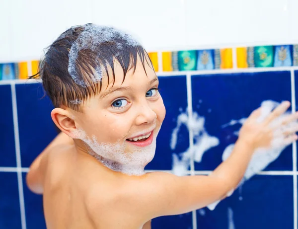 Mignon garçon dans salle de bain — Photo