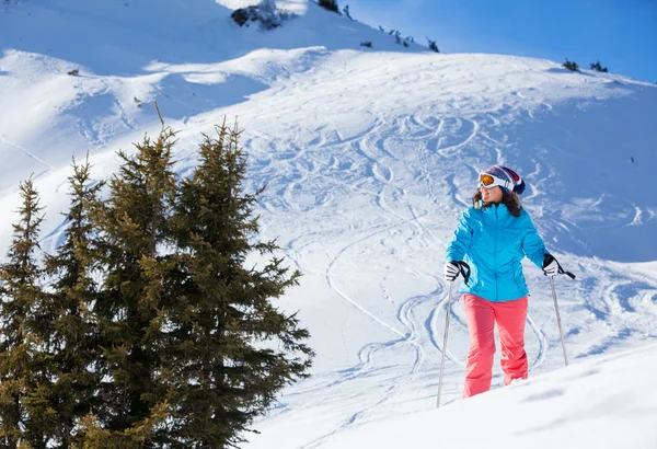 Femme En Vacances De Ski Dans Les Montagnes — Photo