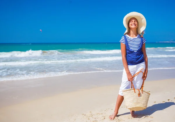 Fille sur la plage — Photo