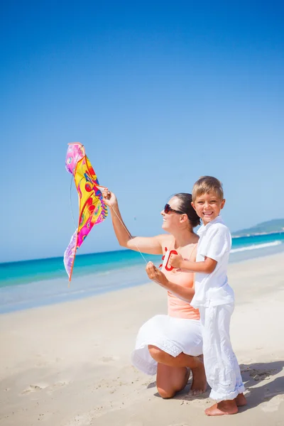 Boy with his mother flying kite — Stock Photo, Image